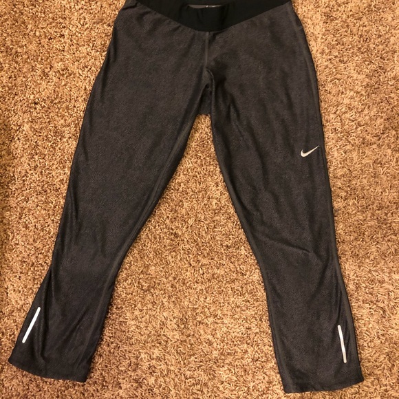Nike Pants - Nike cropped leggings